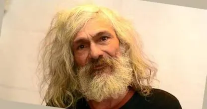 Wauw! Deze zwerver blijkt een ware 'George Clooney' na een grondige opknapbeurt.. Hij herkent zichzelf niet eens meer!