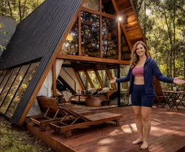 Esta mulher se cansou da cidade e construiu uma pequena casa na floresta - veja o que ela tem a dizer