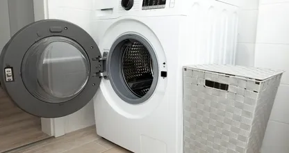 Wasmachinedeur openlaten na het wassen? Fabrikanten adviseren het, maar waarschuwen ook