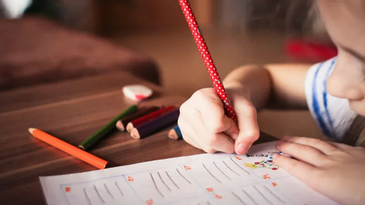 Ouders laten baby en peuter alleen thuis, zodat ze naar de bios kunnen