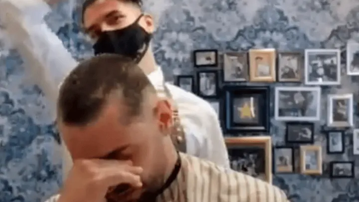 Cabeleireiro raspa o próprio cabelo em solidariedade a paciente com câncer