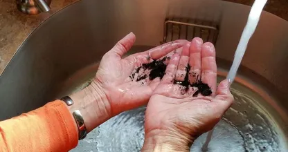 Sie reibt ihre Hände mit gemahlenem Kaffee ein. Der Grund wird dich verblüffen!