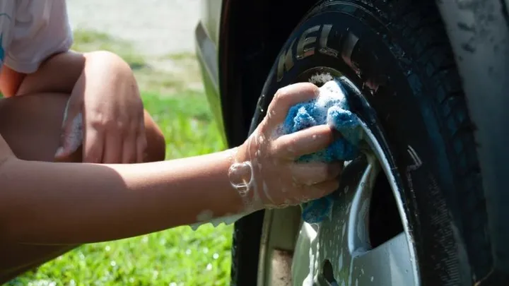 Met dit stappenplan haal je gemakkelijk die stoflaag van je auto