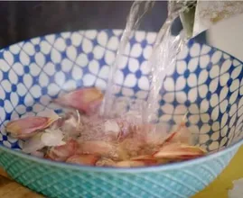 Questo è il modo più semplice per sbucciare l'aglio