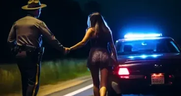 Schockierendes Filmmaterial aufgedeckt: Frau zeichnet heimlich die Aufforderung der Polizei auf, den Kofferraum zu öffnen!