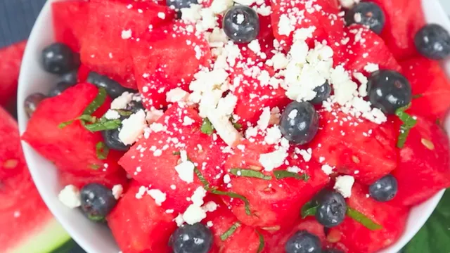 Diesen fruchtigen und erfrischenden Wassermelone-Feta Salat hast du bestimmt noch nicht probiert!