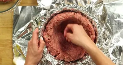 Gebe ein wenig Hackfleisch in eine Schüssel die mit Aluminium ausgelegt ist und kreiere so DIESE saftig leckere Mahlzeit!