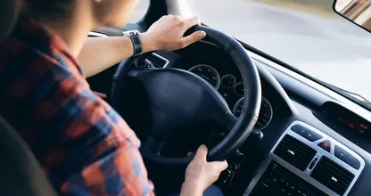 Bizarres Video: Frau gebärt plötzlich ihr Kind im rasend-schnellem Auto