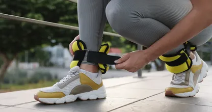 Enkelgewichten tijdens je dagelijkse wandeling: fysiotherapeuten waarschuwen voor extra belasting van je knieën