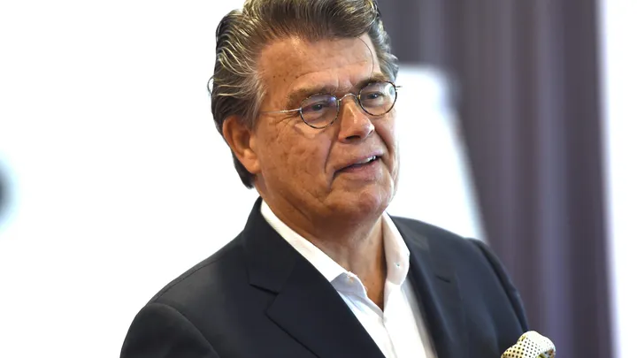 Emile Ratelband (73) verwelkomt negende kind dankzij Thaise draagmoeder