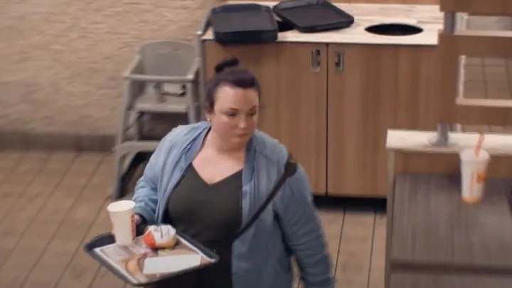 Adolescentes praticam bullying contra garoto no Burger King e não percebem o homem no banco