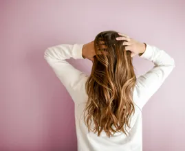 4 onverwachte redenen waardoor je last hebt van vet haar