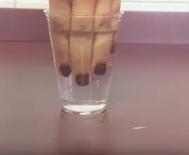 Dit is waarom je je vingers in het glas moet steken als je een drankje aangeboden krijgt
