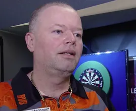 Raymond van Barneveld geniet samen met zijn nieuwe liefde Julia in Parijs