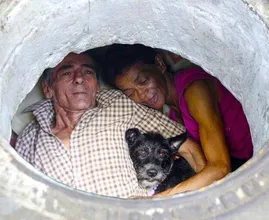 Casal que mora em esgoto há 22 anos mostra como é por dentro