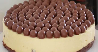 Rezept: weiße Schokolade Käsekuchen mit Baileys und Malteser.