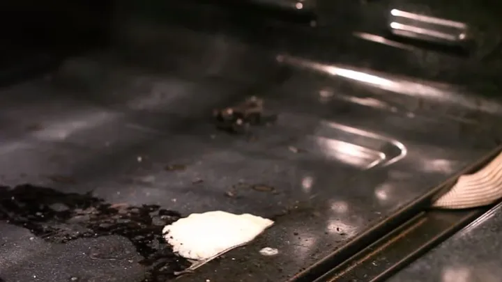 Vieze vlekken in de oven? Met dit trucje maak je de oven makkelijk schoon