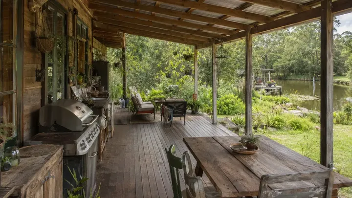 This Tiny Hodgepodge Home Is A Mansion Inside – Come Take A Look!