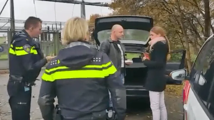 Man vraagt zijn vriendin ten huwelijk met hulp van politie Almelo