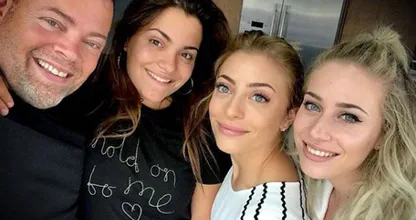 Dit is de reactie van de ouders van de 20-jarige Janine op relatie met vader O'G3NE-zusjes
