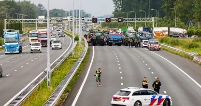 Politie schiet gericht bij boerenprotest Heerenveen