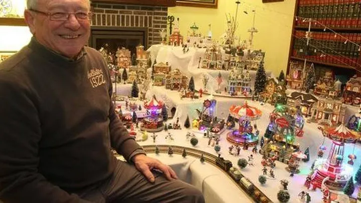 Moet je dit eens zien... Gilbert (69) bouwt een gigantisch kerstdorp in zijn woonkamer!