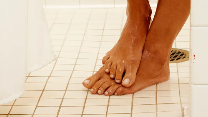 WOW: Om DEZE vier redenen moet je eigenlijk ALTIJD in de douche plassen!