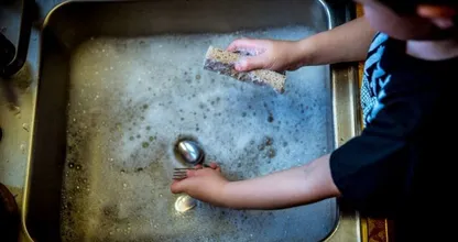 Very dangerous: this why you should never do the dishes during a thunder storm