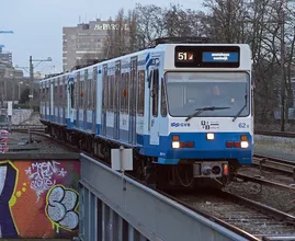 Bizarre beelden: metro schiet door stopblok en bungelt meters boven de grond