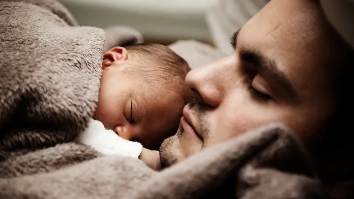 Das wussten wir auch noch nicht: es gibt einen Grund warum Babys zuerst 'Papa' und nicht 'Mama' sagen