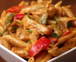Für diese cremige Fajita-Pasta brauchst du nur eine Pfanne!