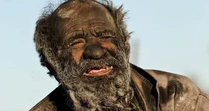 Beurk ! Cet homme n'a pas pris de bain depuis 65 ans