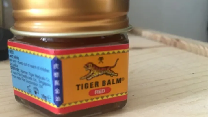Tijgerbalsem in je kleding gekregen? Zo verwijder je die vlekken