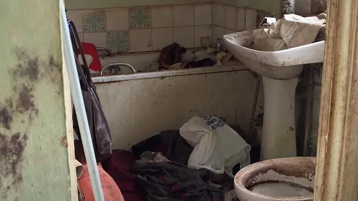 Agua marrón y moho: mujer no limpia su casa durante 9 años