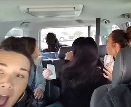 Familie schrikt zich rot als ze zien dat iemand zich achter in hun auto verschuilt