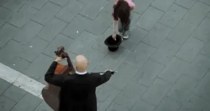 DIT meisje geeft een muntje aan de straatmuzikant en wat er dan gebeurt had ze nooit durven dromen!