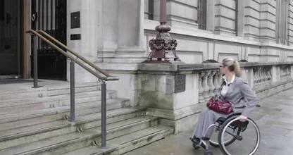 Frau kann mit ihrem Rollstuhl die Treppen nicht hoch. Du glaubst nicht was passiert als der Knopf gedrückt wird