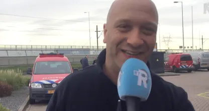 Deze man reanimeerde een baby'tje op zijn motorkap en redde zijn leven! Wat een held!