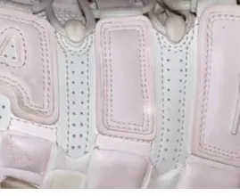 Roze of mintgroen: welke kleur hebben deze schoenen volgens jou?