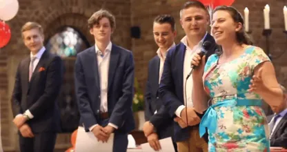 Juf moet zingen als hij een 8 haalt voor zijn wiskunde examen. Kijk eens wat ze doet!