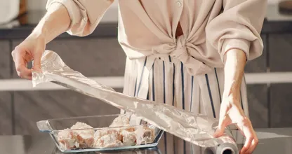 Lepiej nie trzymać resztek jedzenia w folii aluminiowej