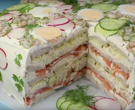 Lecker! Diese enorm große, herzhafte und cremig saftige Sandwich-Torte wird deiner ganzen Familie gefallen!