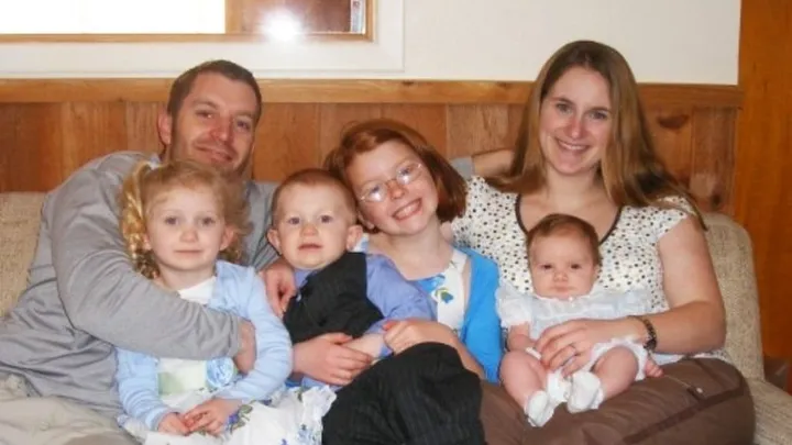 Man wil van vrouw scheiden nadat hij bizarre ontdekking op familiefoto doet
