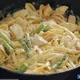 Rezept: Pasta Pesto mit saftigem Hühnchen und grünem Spargel.