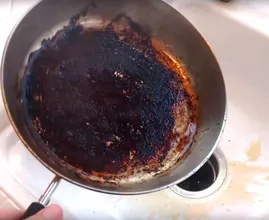 Zo maak je een aangebrande pan schoon, hij is weer als nieuw!