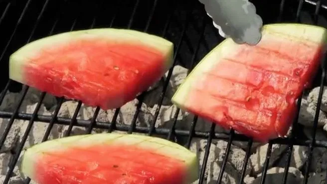 Hast du schonmal Obst gegrillt? Diese Früchte musst du mal auf den Grill legen!