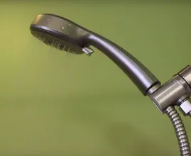 Amsterdammer staat nietsvermoedend onder de douche wanneer er een ongenodigde gast binnenkomt