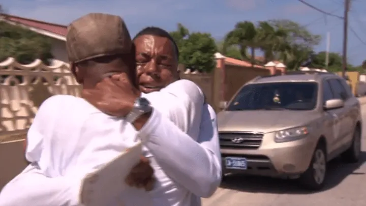 De mooiste hereniging ooit in 'Reunited'! DEZE broers hebben elkaar 25 jaar niet gezien en dan.. Prachtig!