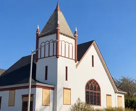 Una mujer compra una iglesia abandonada de 1898 por 45.000 dólares y la convierte en la casa de sus sueños