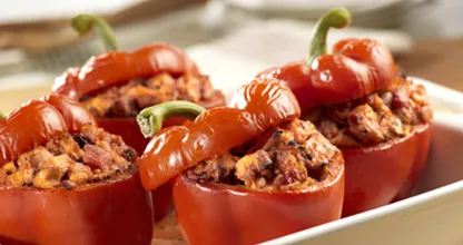Diese wunderbar gefüllten Paprikas mit Hühnchen und Tomatensoße werden dir deinen Tag versüßen!